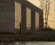 From the north, the Ginkgo Gallery opens towards the lake 