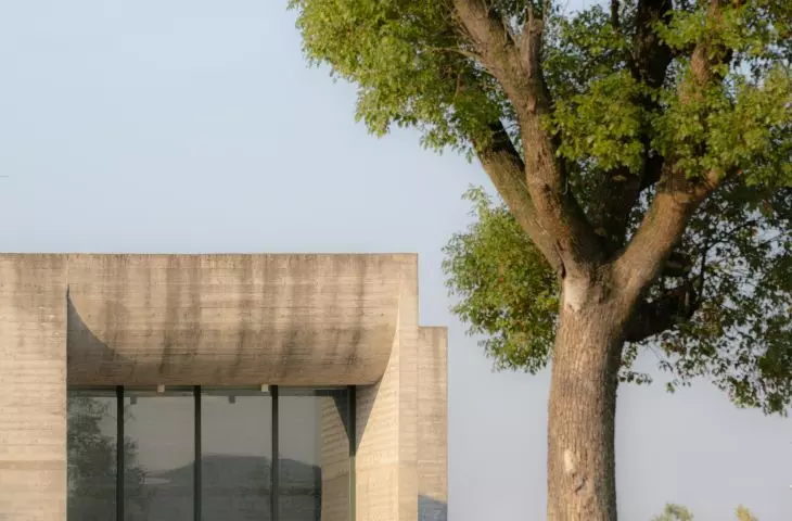 Ginkgo Gallery creates a harmonious relationship with the surrounding nature