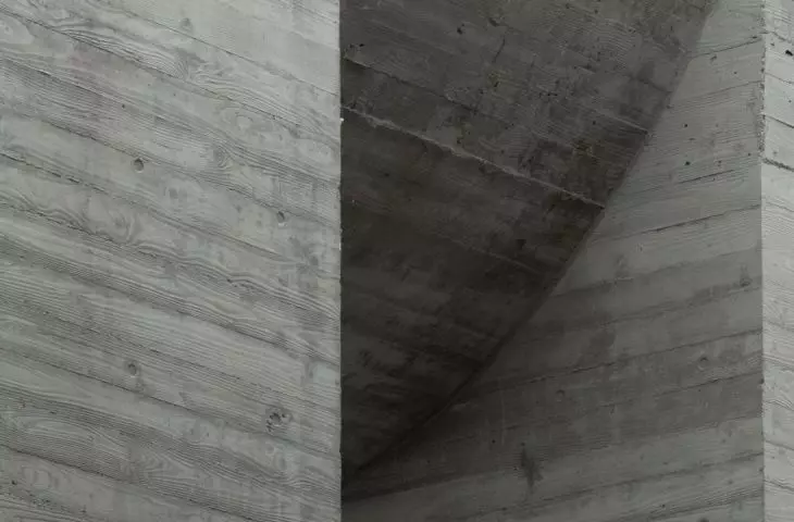 The texture of the walls and ceilings, made of concrete, create a raw but elegant atmosphere inside the Ginkgo Gallery