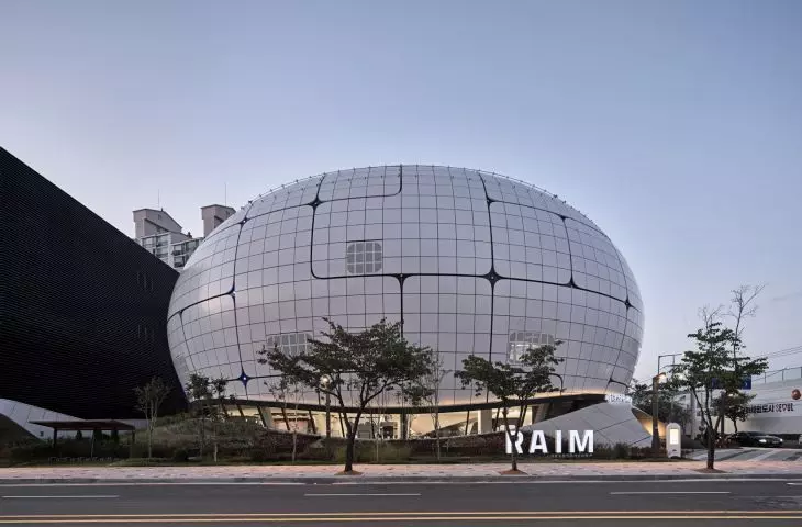 The body of the Robotics and Artificial Intelligence Museum (RAIM) in Seoul has a spherical, flowing form 