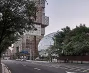 Budynek Muzeum Robotyki i Sztucznej Inteligencji (RAIM) w Seulu wyróżnia się białą, organiczną, kulistą formą