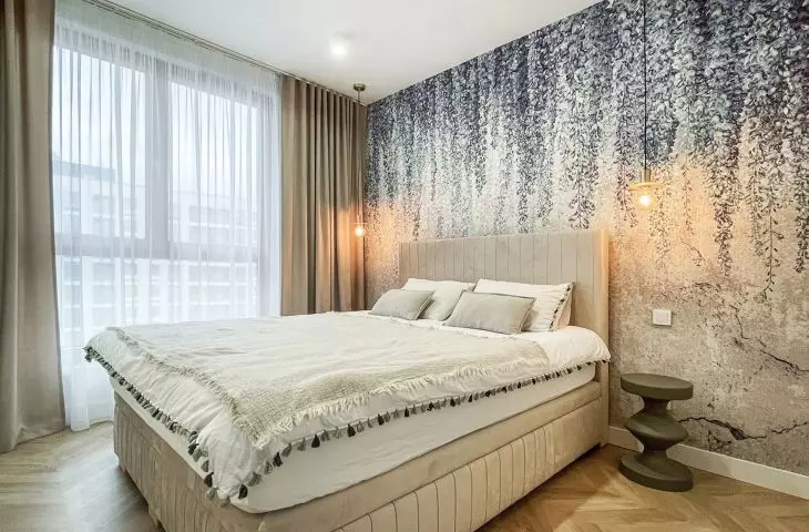 Designers from AMJ Studio decided to decorate a wall with a wisteria motif wallpaper