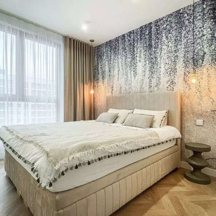 Designers from AMJ Studio decided to decorate a wall with a wisteria motif wallpaper