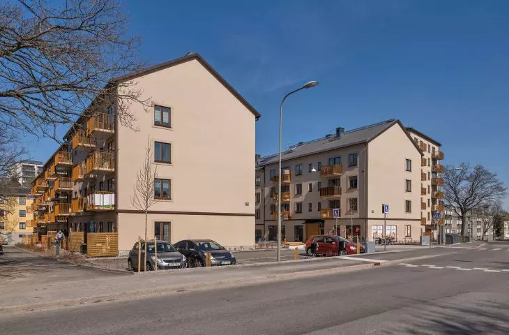 projekt Järflotta-Väddö został zrealizowany przez firmę AB Familjebostäder; łączny czas budowy inwestycji obejmującej 5 budynków wyniósł 26 miesiecy; po tym czasie do użytku zostało oddanych 125 w pełni wyposażonych mieszkań