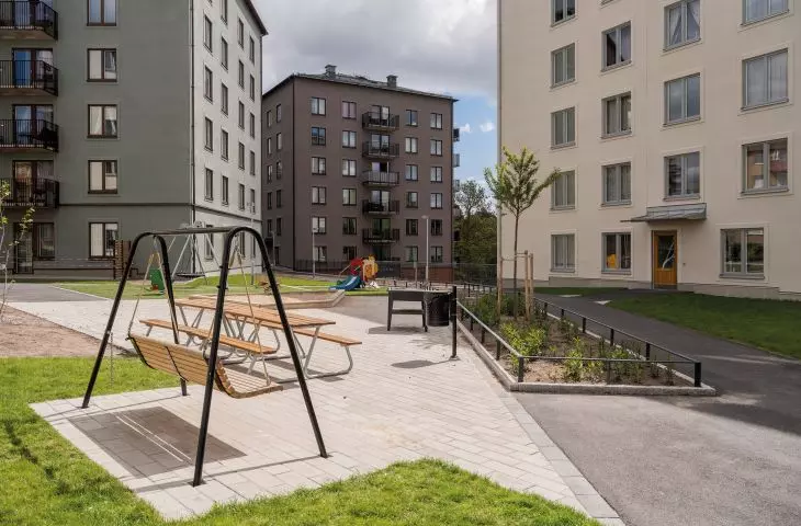 przykład budynków w Tensta pokazuje, jak wczesna współpraca z wykonawcą może przełożyć się na powodzenie całej inwestycji; zdecydowano się tam na układ urbanistyczny złożony z punktowców 
