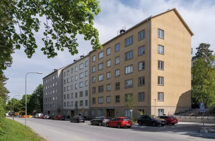 Miasto wraz z operatorem budynku Stockholmshem oddało do użytku 102 mieszkania na wynajem; mieszkania zostały zrealizowane w pierzejowej zabudowie po dwóch stronach ulicy Hagsätravägen; 