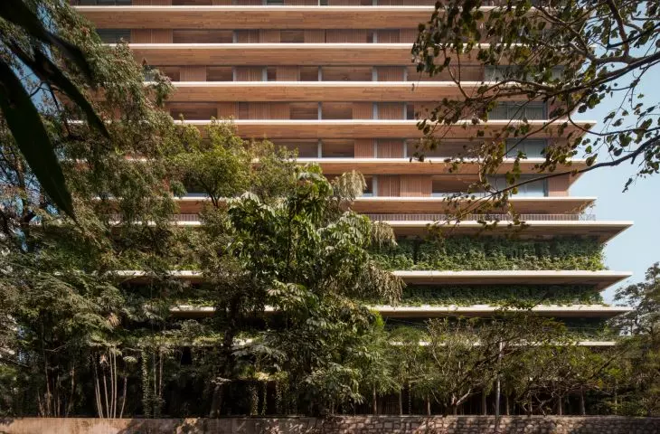 Wieżowiec mieszkalny Carmichael wyróżnia się zielonymi przestrzeniami na dolnych piętrach, gdzie bujna roślinność harmonijnie współgra z nowoczesną architekturą