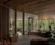 Lobby wieżowca mieszkalnego Carmichael łączy elementy architektury i natury 