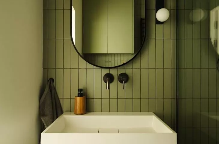 Bathroom in shades of green