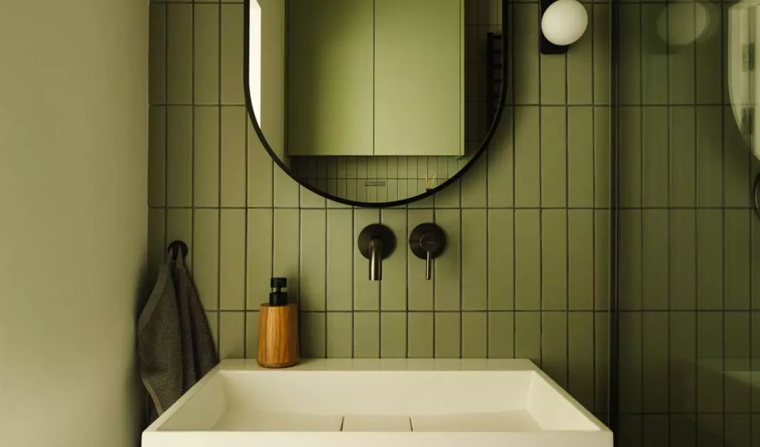 Bathroom in shades of green
