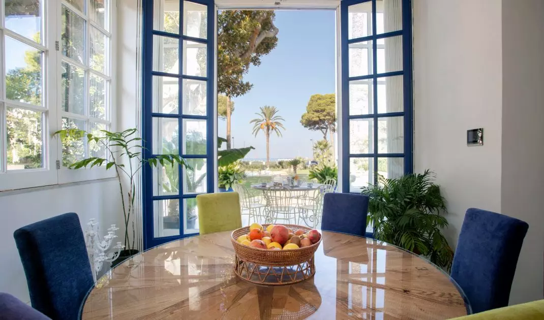 The shutters were painted white on the inside and blue on the outsidetr