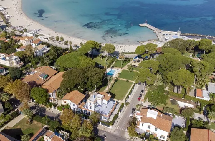 The villa is located on the bay of Mondello