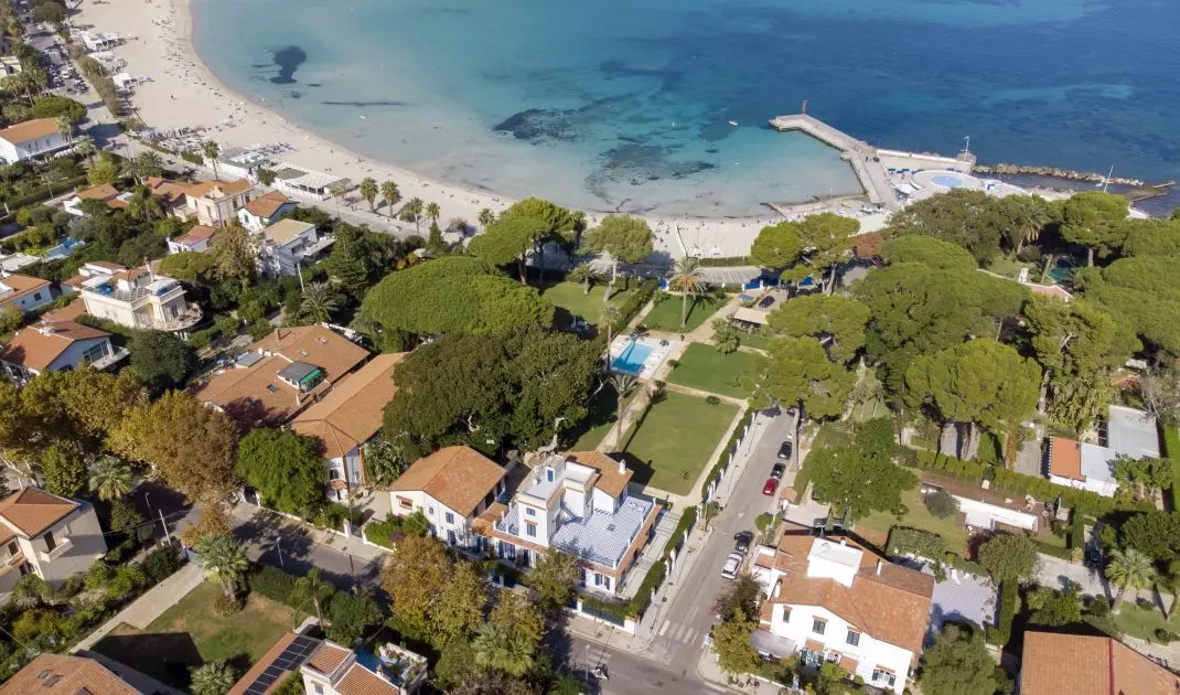 The villa is located on the bay of Mondello