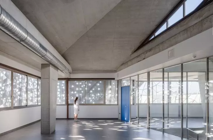Światło wpadające do wnętrza laboratorium tworzy interesującą grę świateł i cieni