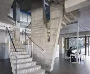Przestrzeń robocza laboratorium w Alcalá de Guadaíra jest minimalistyczna, a surowy beton na ścianach dodaje jej brutalistycznego wyrazu