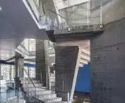 Laboratorium mikrobiologiczno-chemiczne — wnętrze tworzy złożoną strukturę, wynikającą z przenikania się różnych pomieszczeń i brył