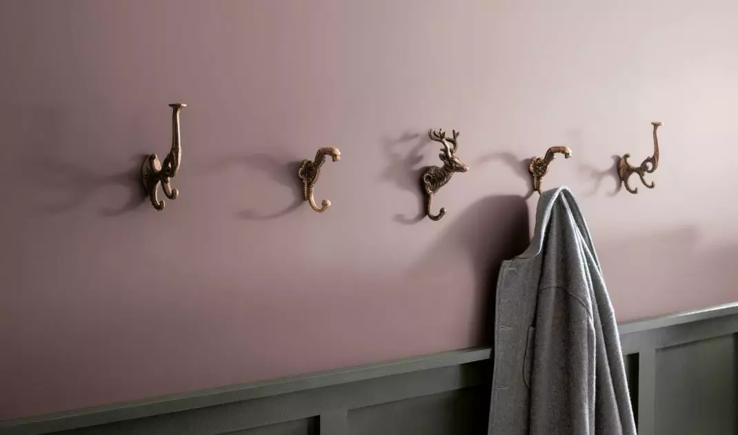 Przygaszona zieleń świetnie komponuje się z cynamonowym brązem