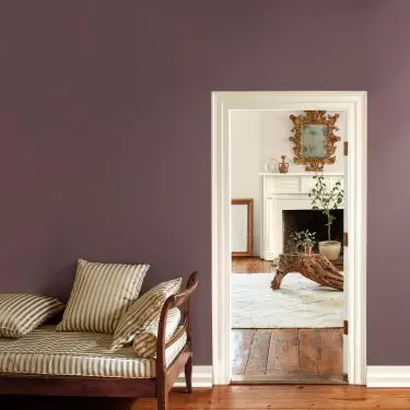 Combine the Cinnamon Slate shade with broken white for a fresh and elegant arrangement