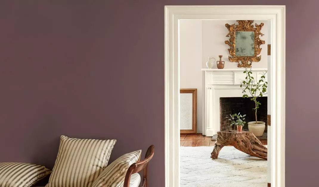 Połącz odcień Cinnamon Slate ze złamaną bielą, aby uzyskać świeżą i elegancką aranżację