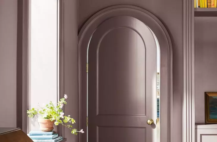 Cinnamon brown shade looks beautiful in combination with wood and rounded forms