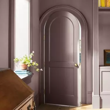 Cinnamon brown shade looks beautiful in combination with wood and rounded forms