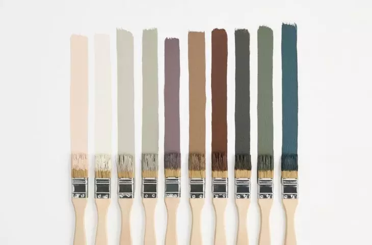 You can combine cinnamon brown with dark green and powder pink, among others