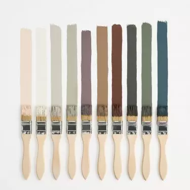 You can combine cinnamon brown with dark green and powder pink, among others