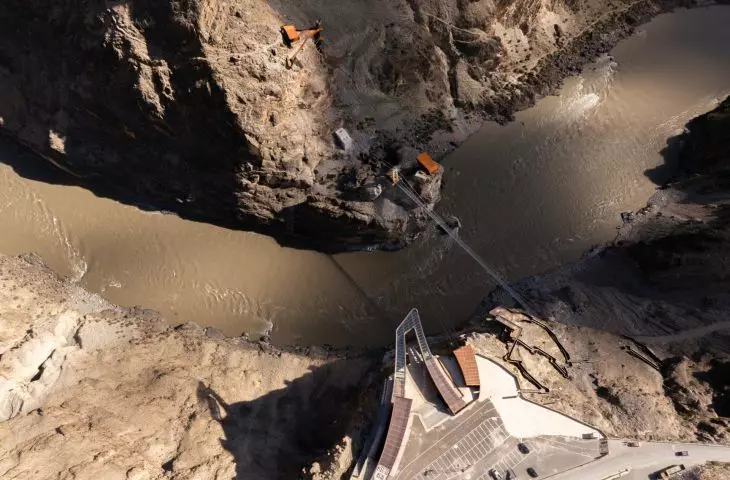 Viewing platform above the cliffs of the Grand Canyon of the Nujiang River - bird's eye view