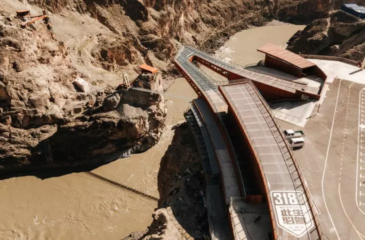 Viewing platform above the cliffs of the Grand Canyon of the Nujiang River - bird's eye view