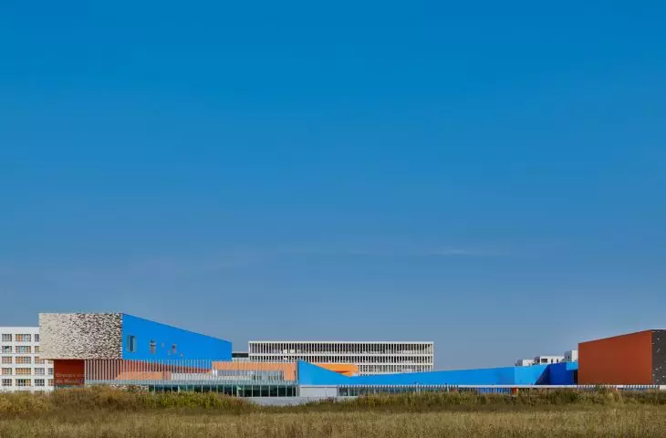 Nowoczesny kompleks architektoniczny z niebieskimi i pomarańczowymi ścianami budynków