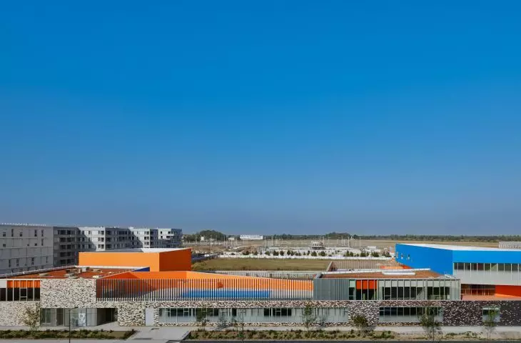 Nowoczesny kompleks architektoniczny z kolorowymi budynkami