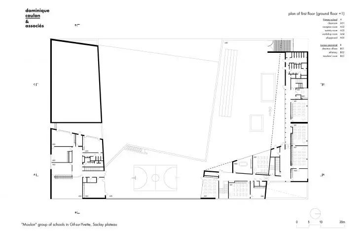Architektoniczny plan pierwszego piętra szkoły z salami lekcyjnymi, recepcją i biurami administracyjnymi