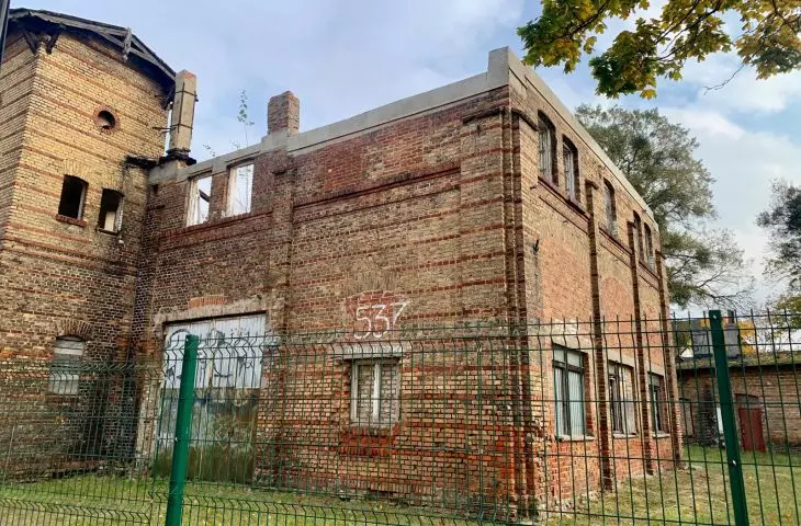 The former depot building is located on Grunwaldzka Avenue - the main artery of the city