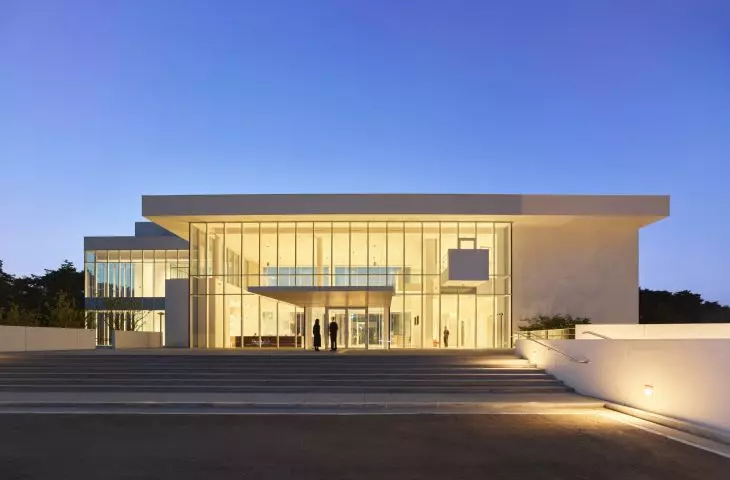 Sorol Art Museum - main entrance and glass lobby pavilion