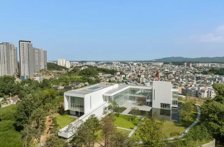 Sorol Art Museum - bird's eye view of the building and Gangneung city 