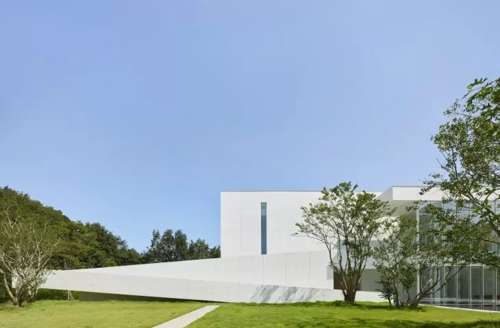 Muzeum Sztuki Sorol — zewnętrzna rampa prowadząca do głównej przestrzeni wystawienniczej