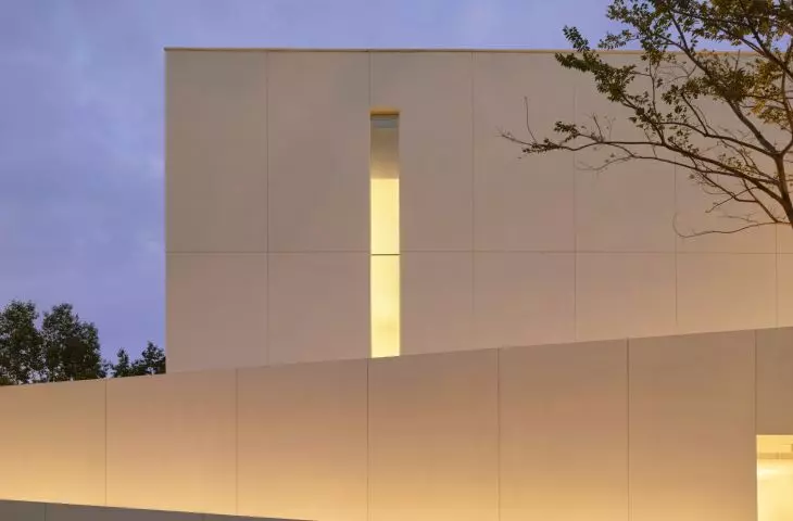 Muzeum sztuki Sorol — zewnętrzna rampa prowadząca do głównej przestrzeni wystawienniczej