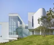 Sorol Art Museum - view of the protruding glass space