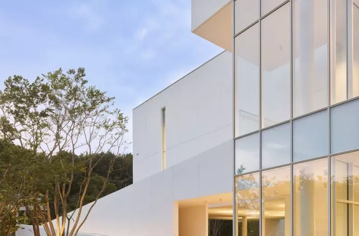 Sorol Art Museum - view of the facade and pool