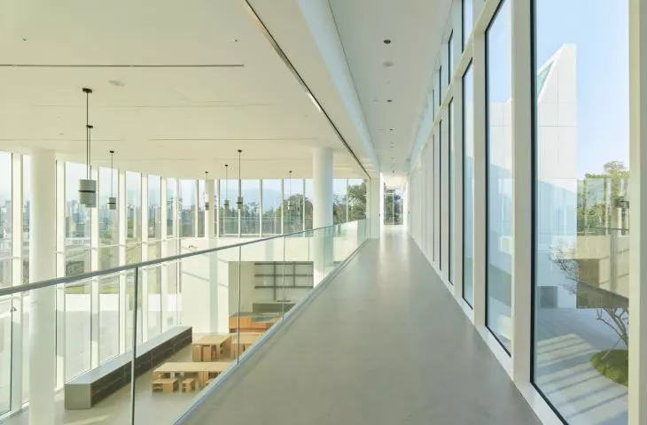 Muzeum Sztuki Sorol — most z widokiem na kawiarnię muzealną