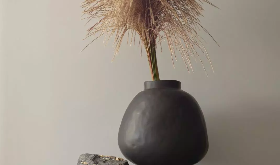 Natural decorations add coziness to the space
