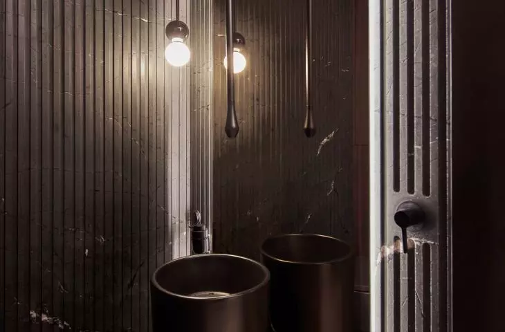 In addition to the dark colors, another characteristic element of the arrangement is the fluting
