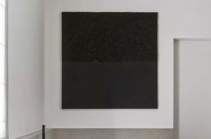 Above the bath hangs a painting by Anna Wywiał