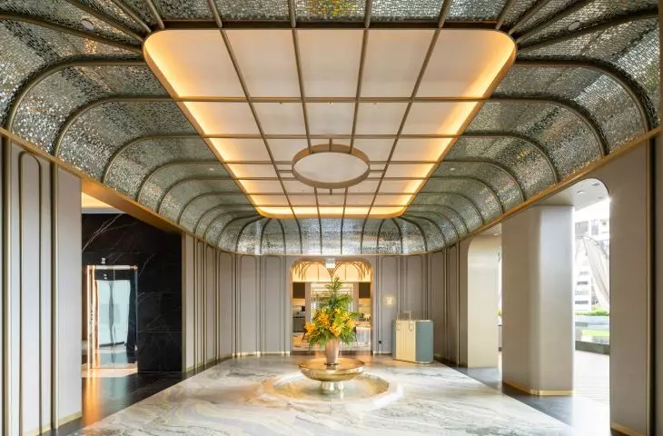 Hotel Pan Pacific Orchard w Singapurze — hol wejściowy prowadzący do pokoi wypoczynkowych