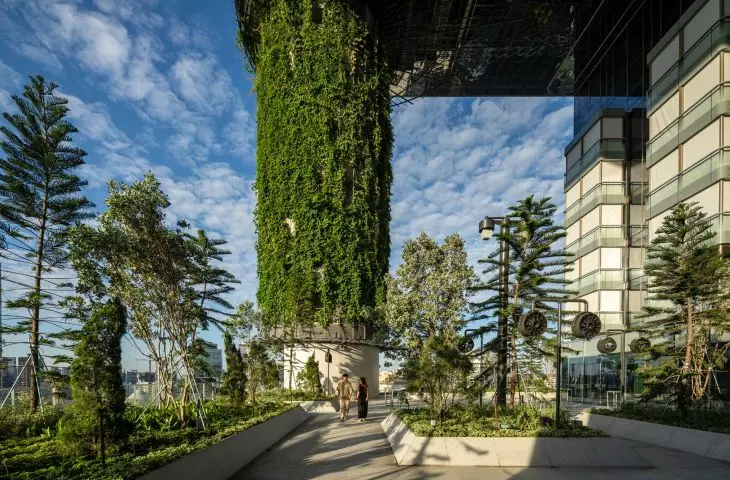 Hotel Pan Pacific Orchard w Singapurze — widok na taras chmurowy na samym szczycie budynku 