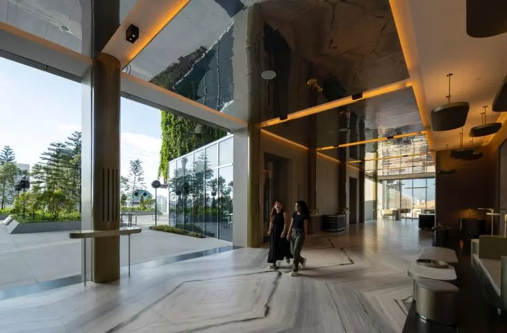 Hotel Pan Pacific Orchard w Singapurze —osłonięty hol płynnie łączy się z tarasem chmurowym