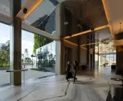 Hotel Pan Pacific Orchard w Singapurze —osłonięty hol płynnie łączy się z tarasem chmurowym