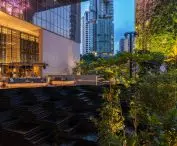 Hotel Pan Pacific Orchard w Singapurze — widok na taras leśny 