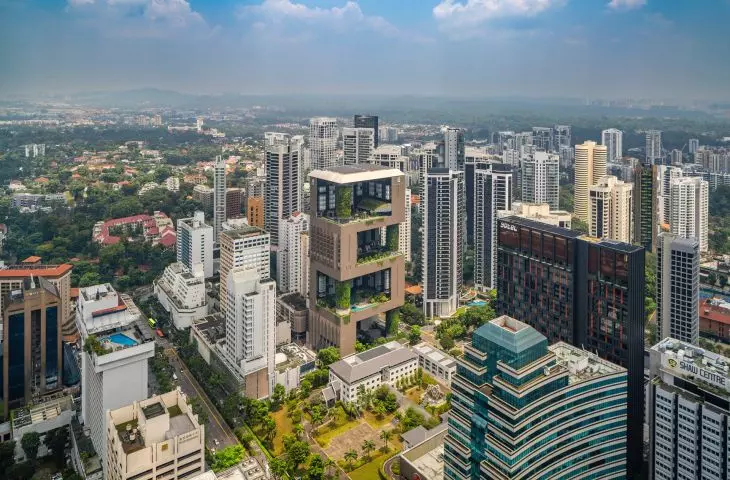 Hotel Pan Pacific Orchard w Singapurze — widok z lotu ptaka na budynek na ulicy Orchard