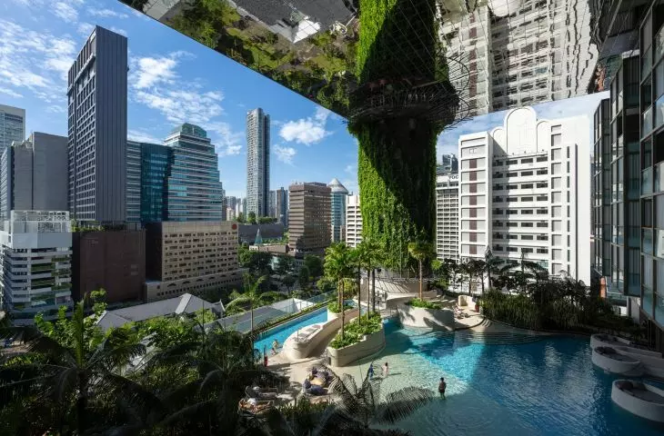 Hotel Pan Pacific Orchard w Singapurze — widok na taras plażowy z basenem i lustrzanym sufitem 